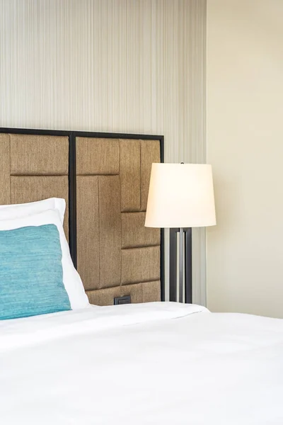 Blanco almohada cómoda en la decoración de la cama interior — Foto de Stock
