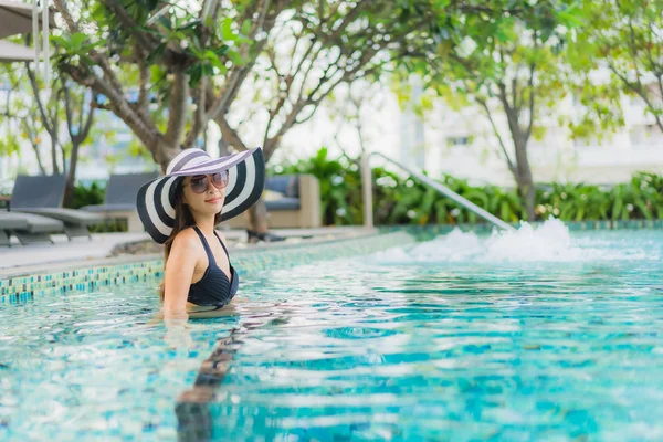 Retrato bonito jovem asiático mulheres feliz sorriso relaxar ao ar livre s — Fotografia de Stock