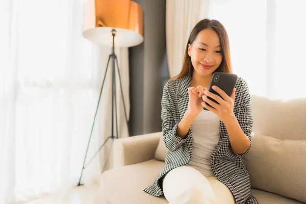 Портрет красивых молодых азиатских женщин с помощью говорящего мобильного телефона — стоковое фото