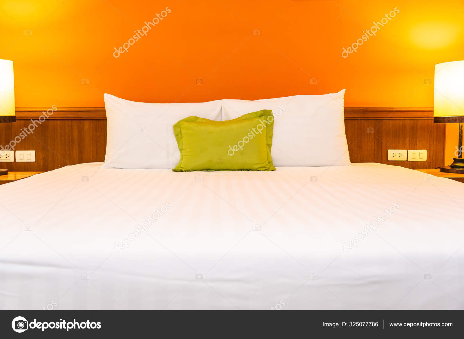Yatak dekorasyonunda beyaz rahat yastık. — Stok Foto © mrsiraphol