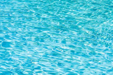 Soyut ve yüzey havuzu suyu, güneş ışığının geri çekilmesiyle yansır