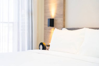 Yatak dekorasyonunda beyaz rahat yastık.