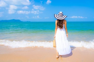 Portre güzel genç Asyalı kadın mutlu üzerinde boş zaman gülümsemek 