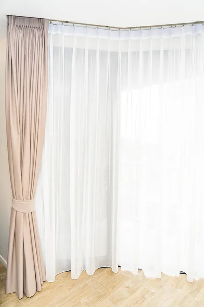 아름다운 창문 과 휘장으로 장식된 실내 — 스톡 사진