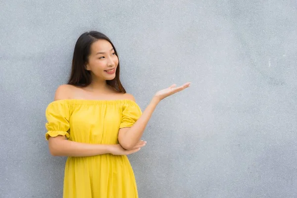 Porträt schöne asiatische Frauen lächeln glücklich mit Betonbackgro — Stockfoto