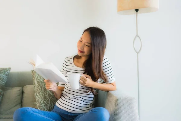 Retrato hermosa joven asiático mujeres leyendo libro con café cu — Foto de Stock