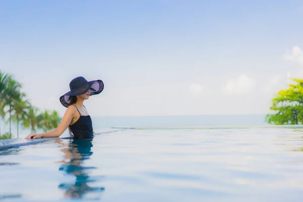 Porträt schöne junge asiatische Frauen glücklich lächeln entspannen im Freien s — Stockfoto