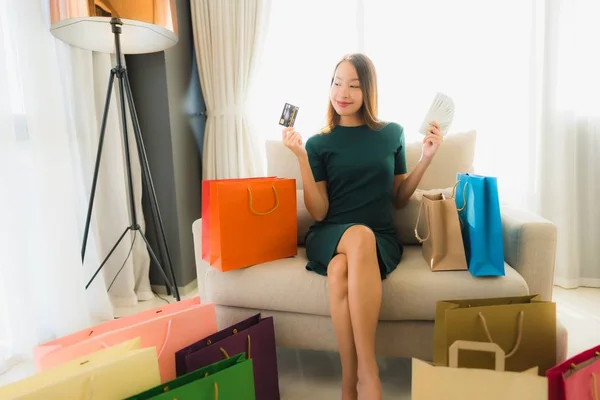 Retrato bonito jovem asiático mulheres usando computador laptop ou sm — Fotografia de Stock