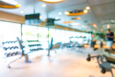 Beden eğitimi odasının içi spor malzemeleriyle dolu.