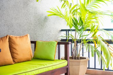 Koltuğun iç tarafında yastık var.