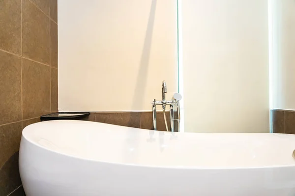 美しい豪華な白い浴槽の装飾インテリア — ストック写真