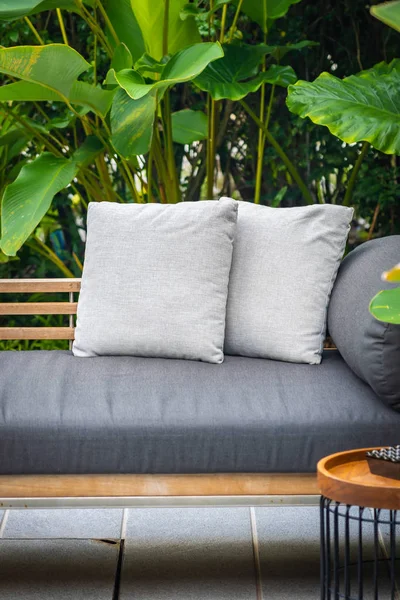 Зручна подушка на кріслі дивана — стокове фото