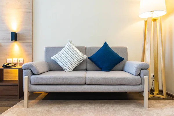 Cómoda almohada en la decoración del sofá con luz interior de la lámpara —  Fotos de Stock