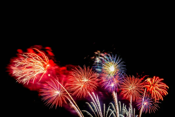 Schönes buntes Feuerwerk in der Nacht zum Feiern — Stockfoto