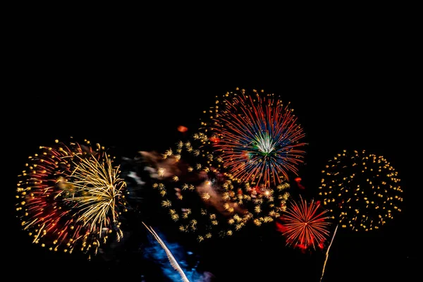 Schönes buntes Feuerwerk in der Nacht zum Feiern — Stockfoto