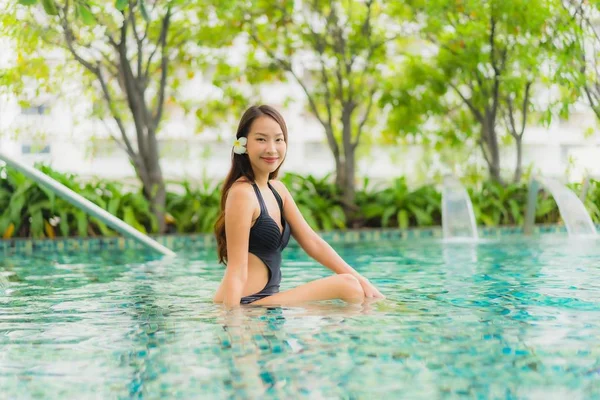 Portrét krásné mladé asijské ženy šťastný úsměv relaxovat venku s — Stock fotografie