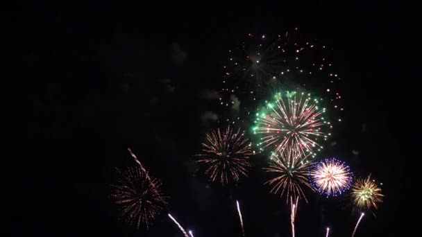 Imagens Perto Fogos Artifício Explodindo Céu Noturno — Vídeo de Stock