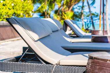 Şemsiye ve sandalye otel resort neary se yüzme havuzunda çevresinde