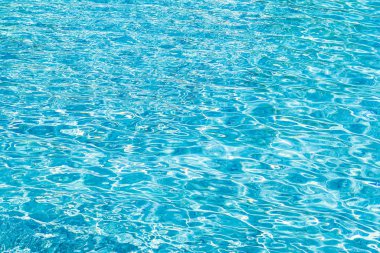 Soyut ve yüzey havuzu suyu, güneş ışığının geri çekilmesiyle yansır