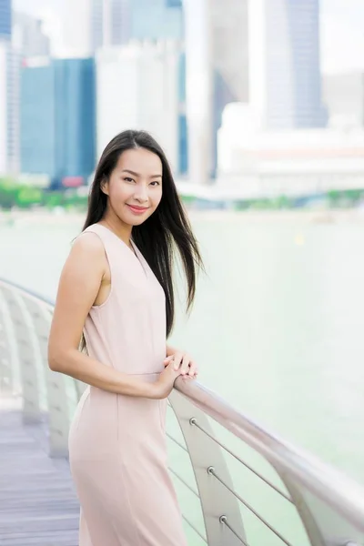 Mooie Aziatische vrouw glimlach en blij om te reizen in singapore cit — Stockfoto