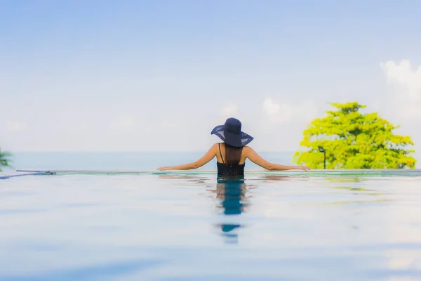 Portrét krásné mladé asijské ženy šťastný úsměv relaxovat venku s — Stock fotografie