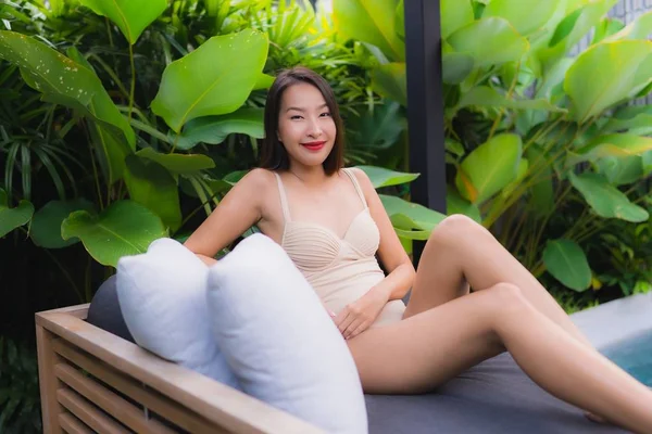 Ritratto bello giovane asiatico donne felice sorriso relax all'aperto s — Foto Stock