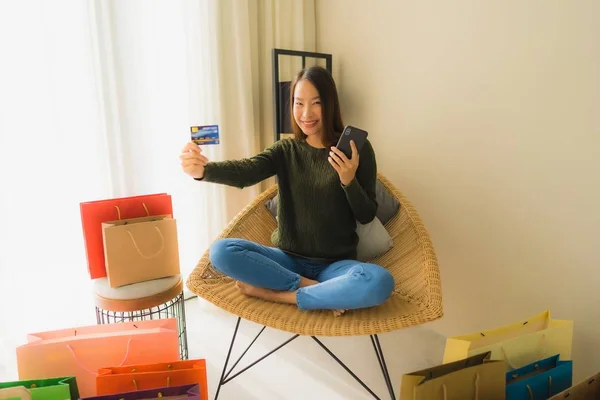 Retrato hermosa joven asiático mujeres utilizando ordenador portátil o sm — Foto de Stock