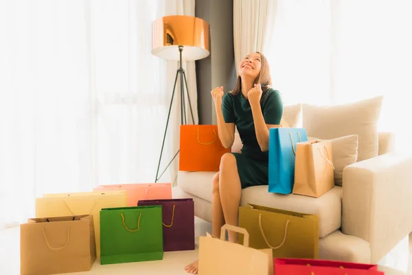 Retrato hermosa joven asiático mujeres utilizando ordenador portátil o sm — Foto de Stock