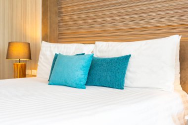 Yatak dekorasyonunda beyaz rahat yastık.