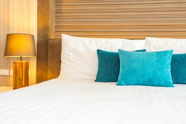 Yatak dekorasyonunda beyaz rahat yastık.