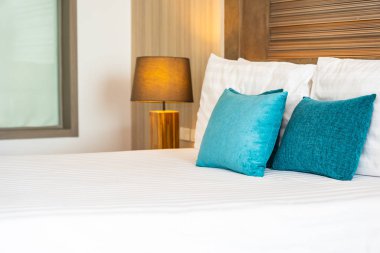 Yatak dekorasyonunda beyaz rahat yastık.