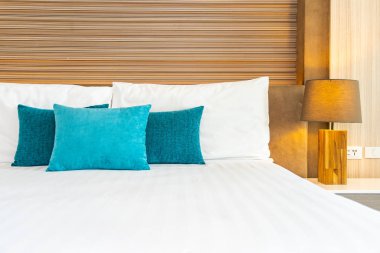 Yatak dekorasyonunda beyaz rahat yastık.