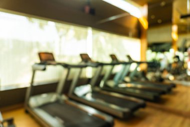 Spor salonu iç odasında soyut bulanıklık fitness ekipmanları