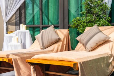 Kanepe koltuğu dekorasyonunda rahat bir yastık.