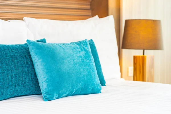 Blanco almohada cómoda en la decoración de la cama interior — Foto de Stock