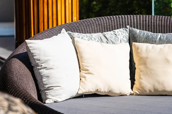 Cómoda almohada en la decoración de la silla del sofá al aire libre — Foto de Stock