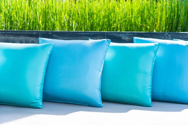 Cómoda almohada en la decoración de la silla del sofá al aire libre — Foto de Stock