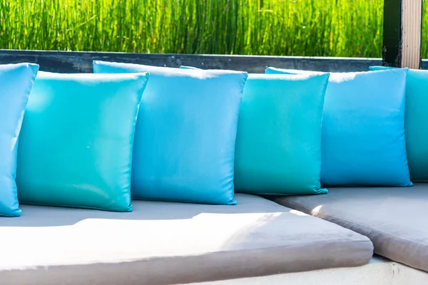 Bekväm kudde på soffa stol dekoration utomhus — Stockfoto