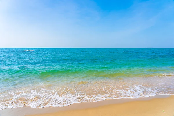 Hermoso al aire libre con playa tropical mar océano para vacaciones vaca — Foto de Stock