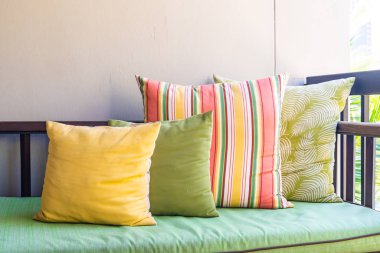 Kanepe koltuğu dekorasyonunda rahat bir yastık.