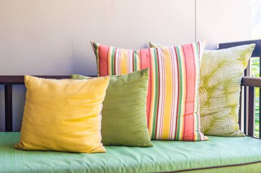 Kanepe koltuğu dekorasyonunda rahat bir yastık.