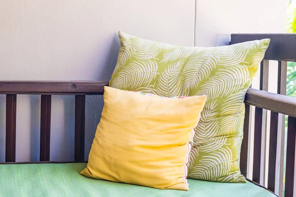ソファチェアの装飾屋外で快適な枕 — ストック写真