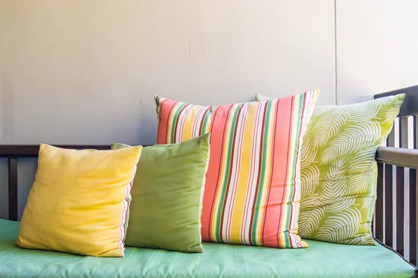 Удобная подушка на диване украшения кресла на открытом воздухе — стоковое фото