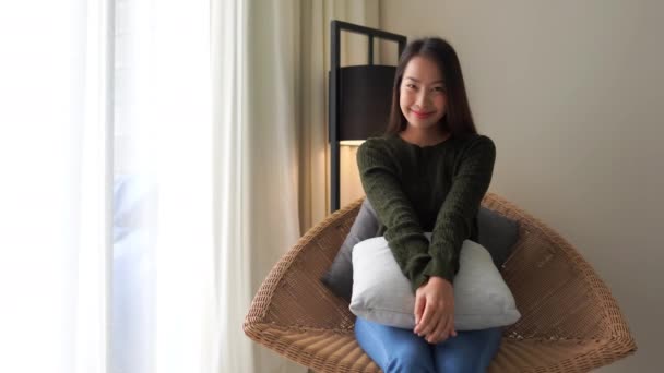 自宅でリラックスしている美しいアジア系女性の映像 — ストック動画