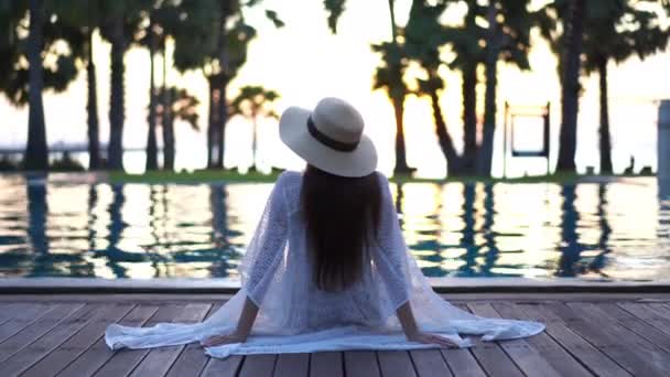 Metraje Mujer Asiática Relajándose Piscina Durante Las Vacaciones Verano — Vídeos de Stock