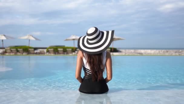 Beelden Van Aziatische Vrouw Ontspannen Zwembad Tijdens Zomer Vakantie — Stockvideo