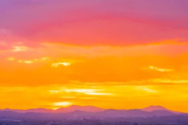 Güneşin doğuşuyla ya da dağda günbatımıyla güzel bir manzara