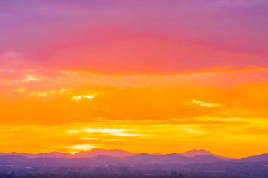 Güneşin doğuşuyla ya da dağda günbatımıyla güzel bir manzara