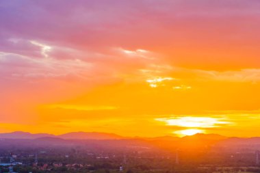 Güneşin doğuşuyla ya da dağda günbatımıyla güzel bir manzara