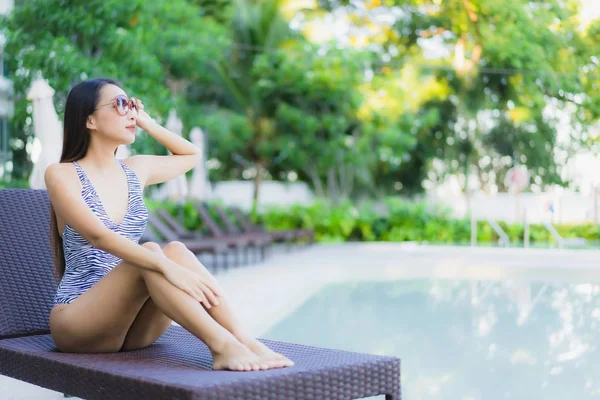 Mooie jonge aziatische vrouwen gelukkig glimlach ontspannen rond outdoor swi — Stockfoto